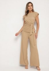 Beżowy Komplet Bluzka z Wiązaniem i Szerokie Spodnie Halorelle. Brązowe bluzki Born2be, l, bez wzorów, eleganckie, bez kołnierzyka, bez ramiączek. Za 159.99 zł.