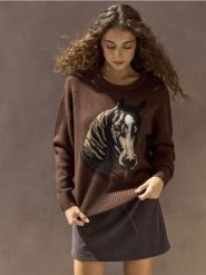 Dzianinowy sweter z motywem konia - brązowy. Brązowe swetry Sinsay, l, bez wzorów, z dzianiny, bez ramiączek. Za 59.99 zł.