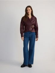 Kurtka z asymetrycznym zapięciem - burgundowy. Czerwone kurtki Reserved, l, bez wzorów, ze skóry, bez kaptura. Za 279.99 zł.