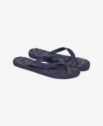 Superdry Klapki Core Logo z gumy – RICH NAVY TONAL. Niebieskie klapki Superdry, bez wzorów, z gumy, klasyczne, bez obcasa, bez zapięcia. Za 138.00 zł.