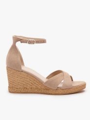 Beżowe sandały na koturnie. Brązowe sandały Ryłko, bez wzorów, ze skóry, eleganckie, bez obcasa, na koturnie, bez zapięcia. Za 399.99 zł.