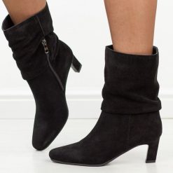 Czarne skórzane botki damskie na szpilce Vinceza 91193. Czarne botki VINCEZA, bez wzorów, z jeansu, eleganckie, bez obcasa, na szpilce, bez zapięcia. Za 349.00 zł.