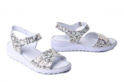 Artiker Relaks 58C2059 Biały, sandały damskie. Białe sandały Artiker Relaks, bez wzorów, ze skóry, bez obcasa, na koturnie, bez zapięcia. Za 204.90 zł.