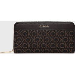 Calvin Klein portfel damski kolor brązowy. Brązowe portfele Calvin Klein, bez wzorów, z materiału. W wyprzedaży za 251.99 zł.