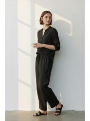 ASSUILI Lniane spodnie w kolorze czarnym rozmiar: 38. Czarne spodnie materiałowe Assuili, bez wzorów, ze lnu. Za 130.99 zł.