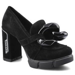 Półbuty damskie Carinii, Wykonane z naturalnej skóry zamszowej z miękką cholewką klasycznym wycięciem ozdobnym metalowym elementem na przodzie oraz m. Czarne półbuty wsuwane Carinii, bez wzorów, ze skóry, biznesowe, bez obcasa, na słupku. Za 329.00 zł.