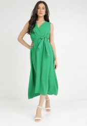 Zielona Sukienka Iolaera. Zielone sukienki Born2be, z aplikacjami, z materiału, bez kołnierzyka, bez ramiączek, midi, kopertowe. Za 119.99 zł.