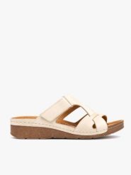 Kremowe klapki z platformą. Brązowe klapki Ryłko, bez wzorów, ze skóry, eleganckie, z okrągłym noskiem, bez obcasa, na platformie, bez zapięcia. Za 329.99 zł.