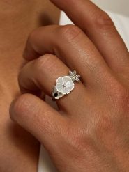 Les Petites Précieuses Pozłacany pierścionek z cyrkoniami i masą perłową rozmiar: 52. Białe pierścionki Les Petites Précieuses, z cyrkonią, pozłacane. Za 200.60 zł.