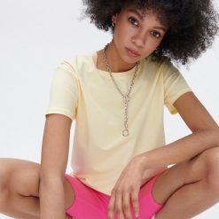 Żółty t-shirt oversize - Żółty. Żółte t-shirty Cropp, l, bez wzorów, bez kołnierzyka, bez ramiączek. W wyprzedaży za 15.99 zł.