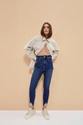 Jeansy extra high waist. Niebieskie jeansy MOODO, xs, bez wzorów, z bawełny, z podwyższonym stanem, długie. W wyprzedaży za 44.99 zł.