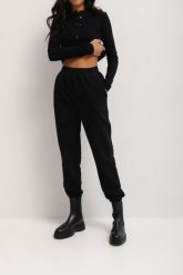 Spodnie dresowe w kolorze TOTALLY BLACK - JOLLY-XS. Czarne spodnie dresowe Marsala, bez wzorów, z bawełny. Za 249.90 zł.
