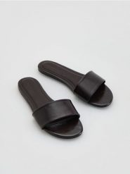 Skórzane klapki - mahoniowy. Brązowe klapki Reserved, bez wzorów, ze skóry, klasyczne, bez obcasa, bez zapięcia. Za 129.99 zł.