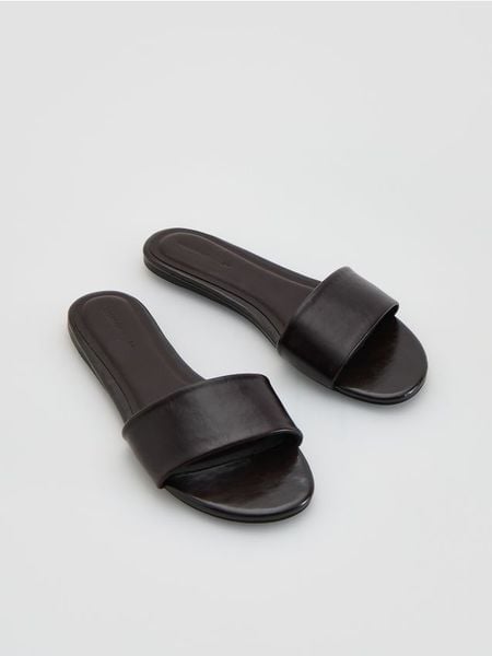 Skórzane klapki - mahoniowy. Brązowe klapki Reserved, bez wzorów, ze skóry, klasyczne, bez obcasa, bez zapięcia. Za 129.99 zł.