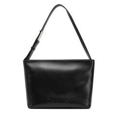 Torebka Calvin Klein. Czarne torebki klasyczne Calvin Klein, bez wzorów, klasyczne, bez dodatków. Za 349.99 zł.