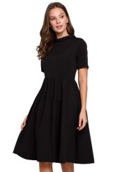 Elegancka rozkloszowana sukienka z wywiniętą stójką czarna. Czarne sukienki Sukienki.shop, do pracy, m, bez wzorów, biznesowe, bez kołnierzyka, bez ramiączek, rozkloszowane. Za 339.00 zł.