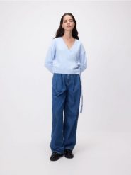 Sweter z wiązaniem - jasnoniebieski. Niebieskie swetry Reserved, l, bez wzorów, z dzianiny, bez ramiączek. Za 139.99 zł.