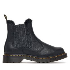 Sztyblety Dr. Martens. Czarne botki Dr Martens, bez wzorów, bez obcasa, na płaskiej podeszwie, bez zapięcia. Za 989.99 zł.