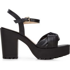 Sandały skórzane z miękkim paskiem na platformie. Białe sandały Wittchen, bez wzorów, ze skóry, eleganckie, bez obcasa, na platformie, bez zapięcia. Za 279.90 zł.