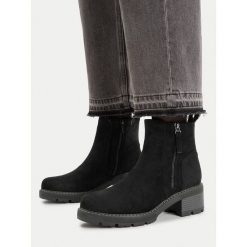 Botki JENNY. Czarne botki Jenny, bez wzorów, bez obcasa, na słupku, bez zapięcia. Za 159.99 zł.