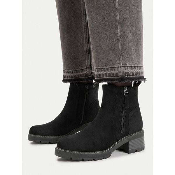 Botki JENNY. Czarne botki Jenny, bez wzorów, bez obcasa, na słupku, bez zapięcia. Za 159.99 zł.