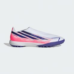 Buty piłkarskie bez sznurowadeł na sztuczną murawę F50 Hyperfast League. Białe buty treningowe adidas, bez wzorów, z gumy, bez zapięcia, do biegania. Za 439.00 zł.