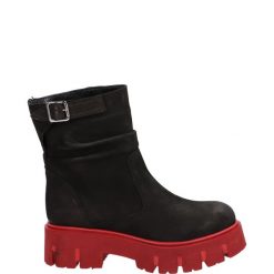 BOTKI DAMSKIE 10538 DA BLA-RED. Czerwone botki Venezia, bez wzorów, z nubiku, bez obcasa, bez zapięcia. Za 179.00 zł.