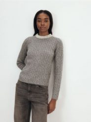 Sweter z ozdobnym dekoltem - szary. Szare swetry Reserved, l, bez wzorów, z dzianiny, bez ramiączek. W wyprzedaży za 59.99 zł.