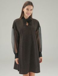 Złota sukienka z wiązaniem. Żółte sukienki Unisono, s, bez wzorów, z tkaniny, bez kołnierzyka, bez ramiączek, mini, rozkloszowane. Za 159.00 zł.