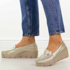 Złote skórzane mokasyny damskie Vinceza 39989. Żółte mokasyny VINCEZA, z aplikacjami, z jeansu, z okrągłym noskiem. Za 219.00 zł.