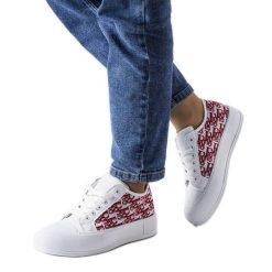 Białe trampki z czerwonym wzorem Marquis. Białe trampki z aplikacjami, z gumy, eleganckie, przed kostkę, bez zapięcia. Za 75.75 zł.