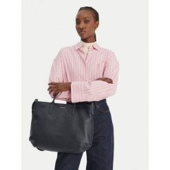 Torebka Coccinelle. Niebieskie torebki klasyczne Coccinelle, bez wzorów, klasyczne, bez dodatków. Za 1,699.00 zł.