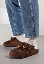 Brązowe Klapki z Imitacji Zamszu Zdobione Koralikami i Wiązaniem Lobbie. Brązowe klapki Born2be, z aplikacjami, z jeansu, eleganckie, bez obcasa, na płaskiej podeszwie, bez zapięcia. Za 79.99 zł.