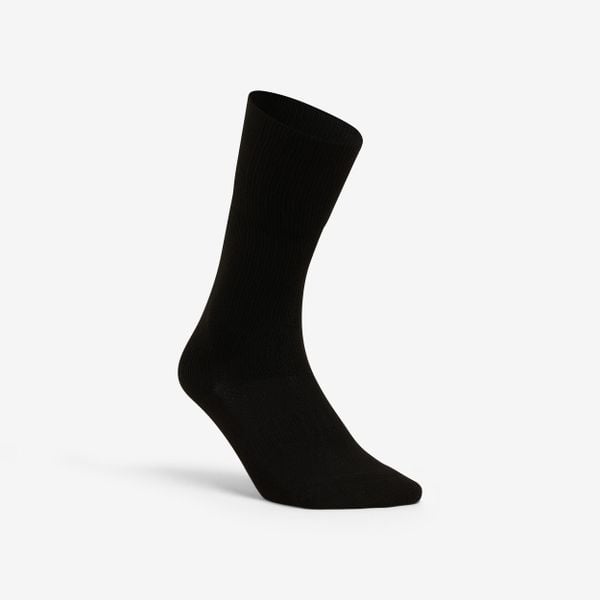 Skarpety siatkarskie Allsix VSK500 mid czarne. Czarne skarpetki ALLSIX, bez wzorów, z elastanu. Za 34.99 zł.