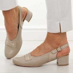 Beżowe skórzane Polskie czółenka damskie Góral 2000. Brązowe czółenka Góral, na lato, w ażurowe wzory, z materiału, biznesowe, z okrągłym noskiem, bez obcasa, na obcasie, bez zapięcia. W wyprzedaży za 359.10 zł.