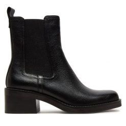 Sztyblety Tamaris. Czarne botki Tamaris, bez wzorów, bez obcasa, na słupku, bez zapięcia. Za 299.99 zł.