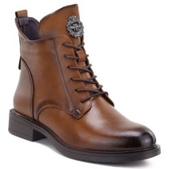 Botki damskie ocieplane z ozdobą camel eVento 24BT02-7976. Brązowe botki eVento, z aplikacjami, ze skóry ekologicznej, eleganckie, bez obcasa, bez zapięcia. Za 159.99 zł.