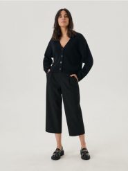 Kardigan dzianinowy - czarny. Czarne swetry Sinsay, l, bez wzorów, z dzianiny, bez ramiączek. W wyprzedaży za 19.99 zł.