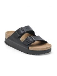 Birkenstock Klapki "Arizona" w kolorze czarnym rozmiar: 36. Czarne klapki Birkenstock, bez wzorów, klasyczne, z otwartym noskiem, bez obcasa, bez zapięcia. Za 325.03 zł.