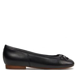 Baleriny Clarks. Czarne baleriny Clarks, bez wzorów, bez obcasa, bez zapięcia. Za 239.99 zł.