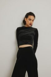 Krótki top z poduszkami z weluru w kolorze BLACK VELVET - MATARO-L. Czarne topy Marsala, l, bez wzorów, z jeansu, eleganckie, bez kołnierzyka, bez ramiączek. Za 149.90 zł.