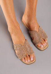 Ciemnobeżowe Ażurowe Klapki na Płaskiej Podeszwie w Stylu Boho Gilaria. Brązowe klapki Renee, z aplikacjami, z tkaniny, boho, bez obcasa, na płaskiej podeszwie, bez zapięcia. W wyprzedaży za 59.99 zł.