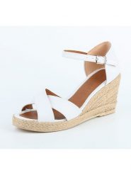 London & London Sandały w kolorze biało-beżowym na koturnie rozmiar: 39. Białe sandały London & London, bez wzorów, z otwartym noskiem, bez obcasa, na koturnie, bez zapięcia. Za 180.14 zł.