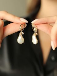 Pierres delicates Pozłacane kolczyki-wkrętki z masą perłową i cyrkoniami rozmiar: onesize. Białe kolczyki Pierres delicates, z cyrkonią, pozłacane. Za 52.99 zł.