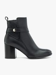 Czarne botki na słupku z paskiem. Czarne botki Ryłko, bez wzorów, ze skóry, eleganckie, z okrągłym noskiem, bez obcasa, na obcasie, bez zapięcia. Za 529.99 zł.