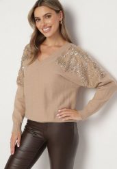 Ciemnobeżowy Sweter w Stylu Nietoperza z Cyrkoniami i Cekinami Nevalithia. Brązowe swetry Born2be, bez wzorów, wizytowe, bez ramiączek. W wyprzedaży za 118.99 zł.