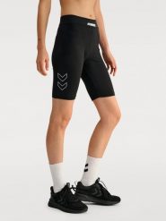 Szorty damskie Hummel Elemental Co. Czarne szorty sportowe Hummel, bez wzorów, z bawełny, do biegania. Za 137.50 zł.