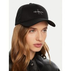 Czapka z daszkiem Calvin Klein Jeans. Czarne czapki z daszkiem Calvin Klein Jeans, bez wzorów, z jeansu. Za 109.99 zł.