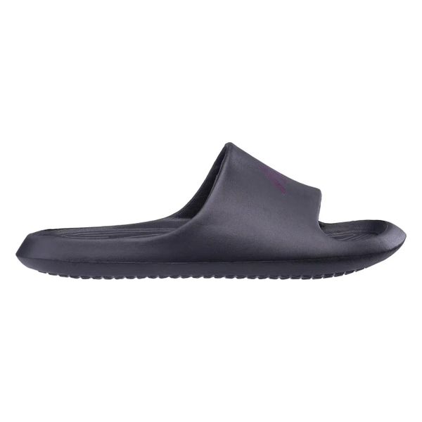 Klapki damskie Martes Essentials Baki. Czarne klapki MARTES ESSENTIALS, bez wzorów, z materiału, bez obcasa, bez zapięcia. Za 47.88 zł.