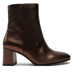 Botki Tamaris. Brązowe botki Tamaris, bez wzorów, bez obcasa, na słupku, bez zapięcia. Za 209.99 zł.